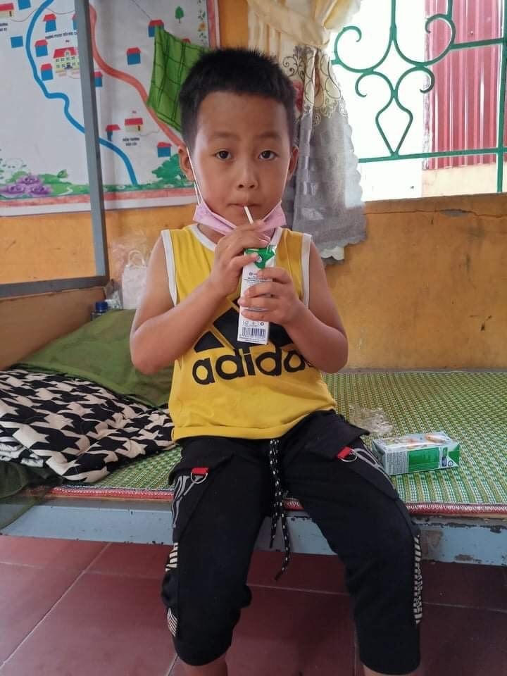 Sữa Vinamilk sẽ được bổ sung vào bữa ăn hàng ngày của các em để góp phần tăng cường sức khỏe, đề kháng.