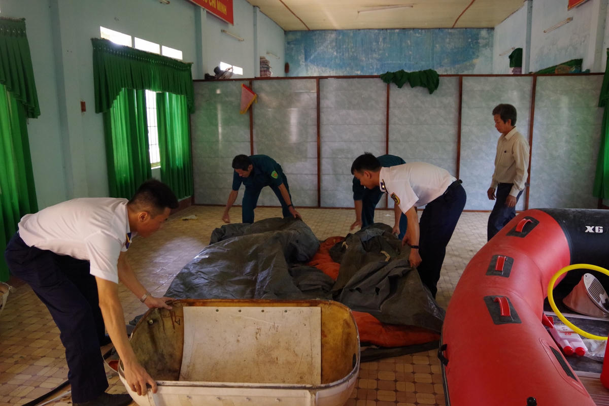Huấn luyện thực hành sử dụng phao cứu sinh.