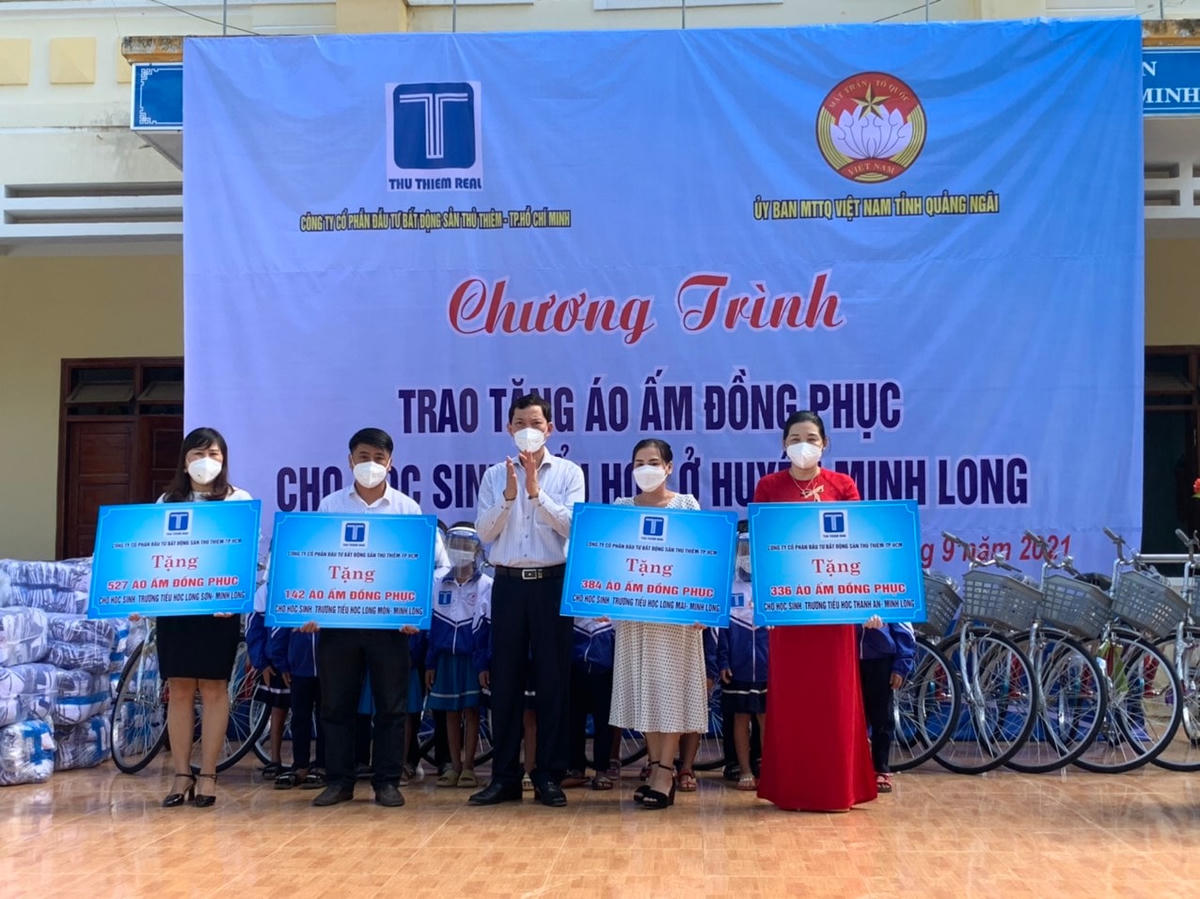 Tặng áo ấm cho các em học sinh.