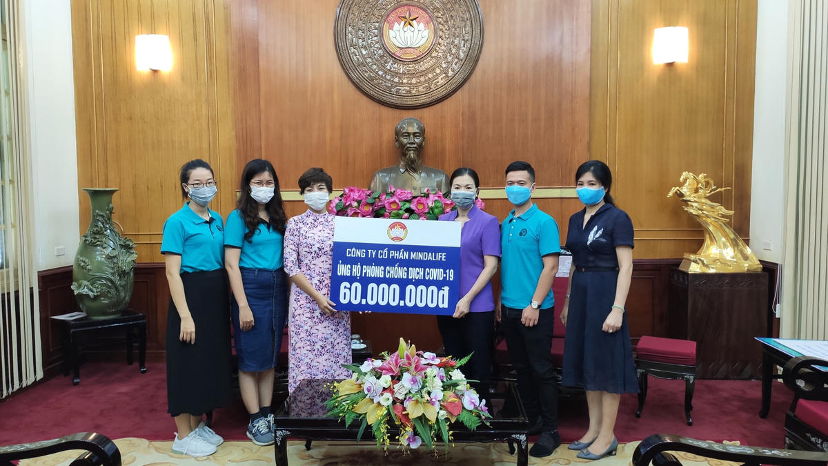 Phó Chủ tịch Trương Thị Ngọc Ánh tiếp nhận ủng hộ từ Công ty CP Mindalife.