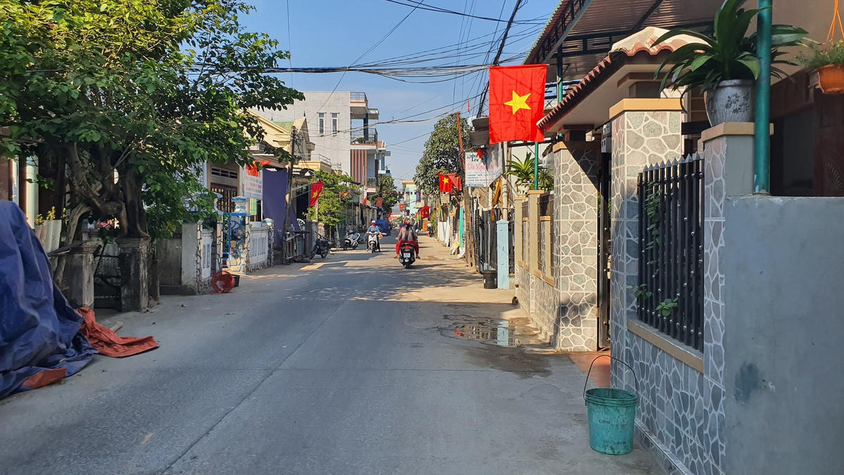 Một con đường xã Tịnh Kỳ cờ hoa rực rỡ.
