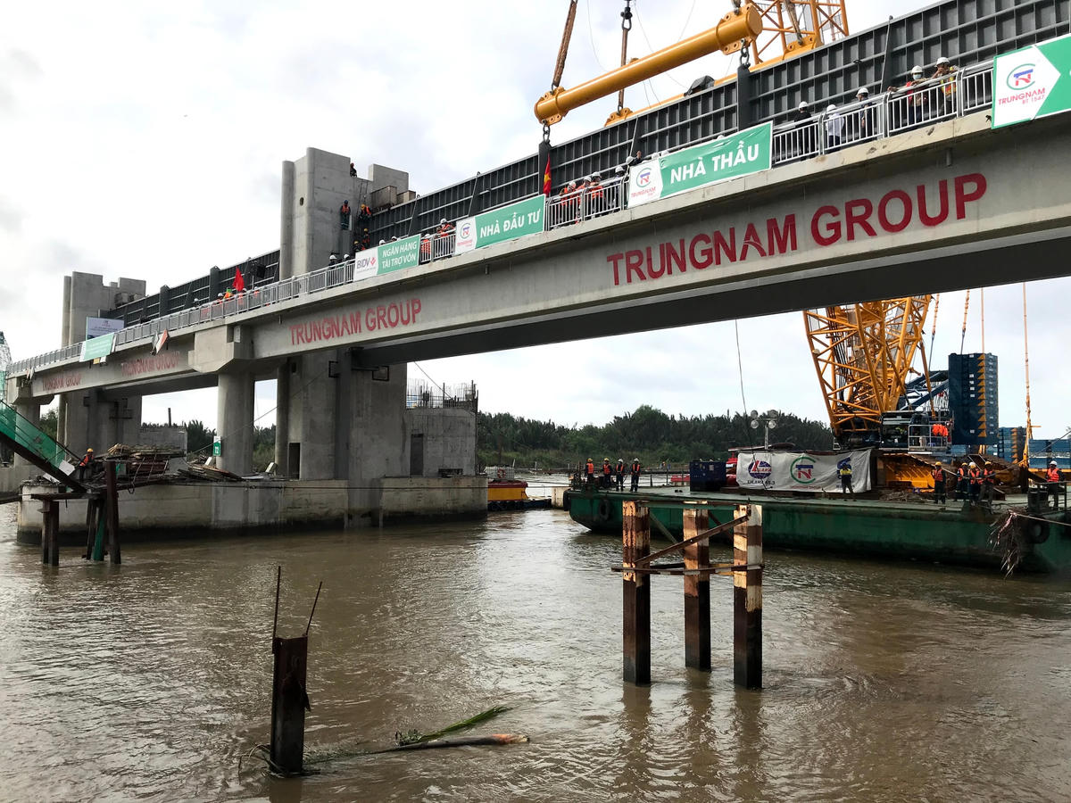 Các cửa van ngăn triều cống Cây Khô.