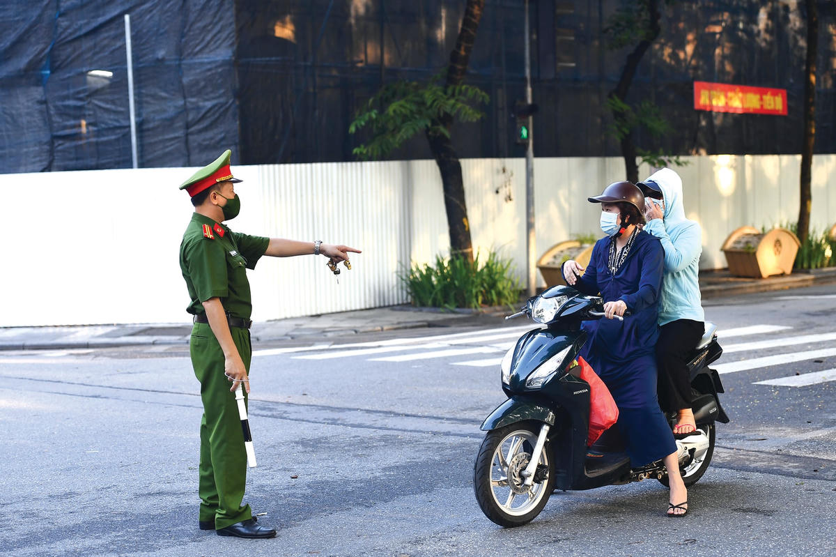 Lực lượng chức năng kiểm tra nhắc nhở người dân.