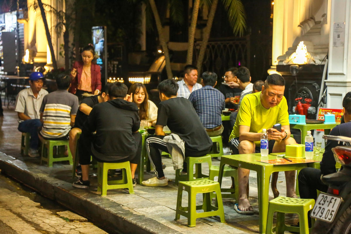 Các hàng ăn, quán cafe trong phố Tạ Hiện rất đông khách. Ảnh: Lan Anh. 