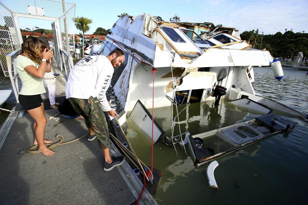 Tàu thuyền bị hư hại do tác động của vụ phun trào núi lửa tại New Zealand. Ảnh Reuters.