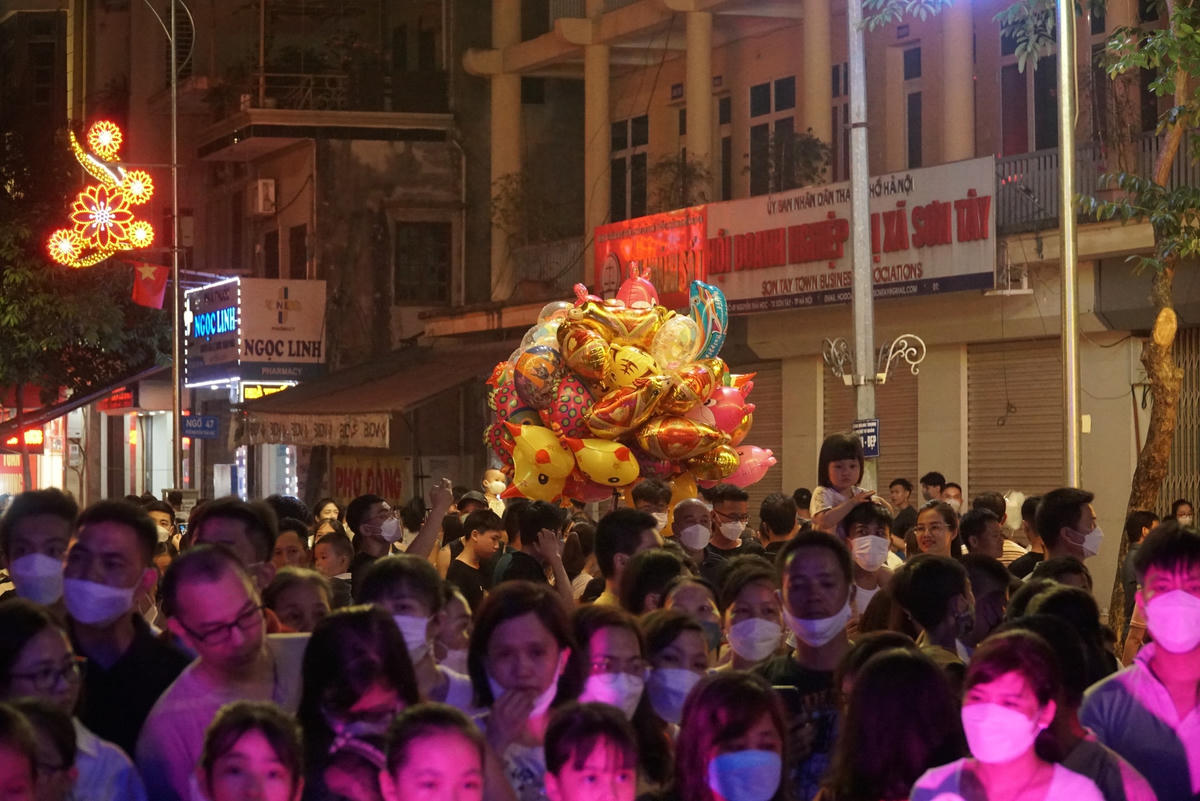 Chật kín người trong buổi tối đầu tiên phố đi bộ hoạt động.