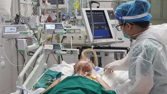 Bác sĩ đang  khám cho một bệnh nhân mắc Covid-19 nặng. Ảnh: CTV