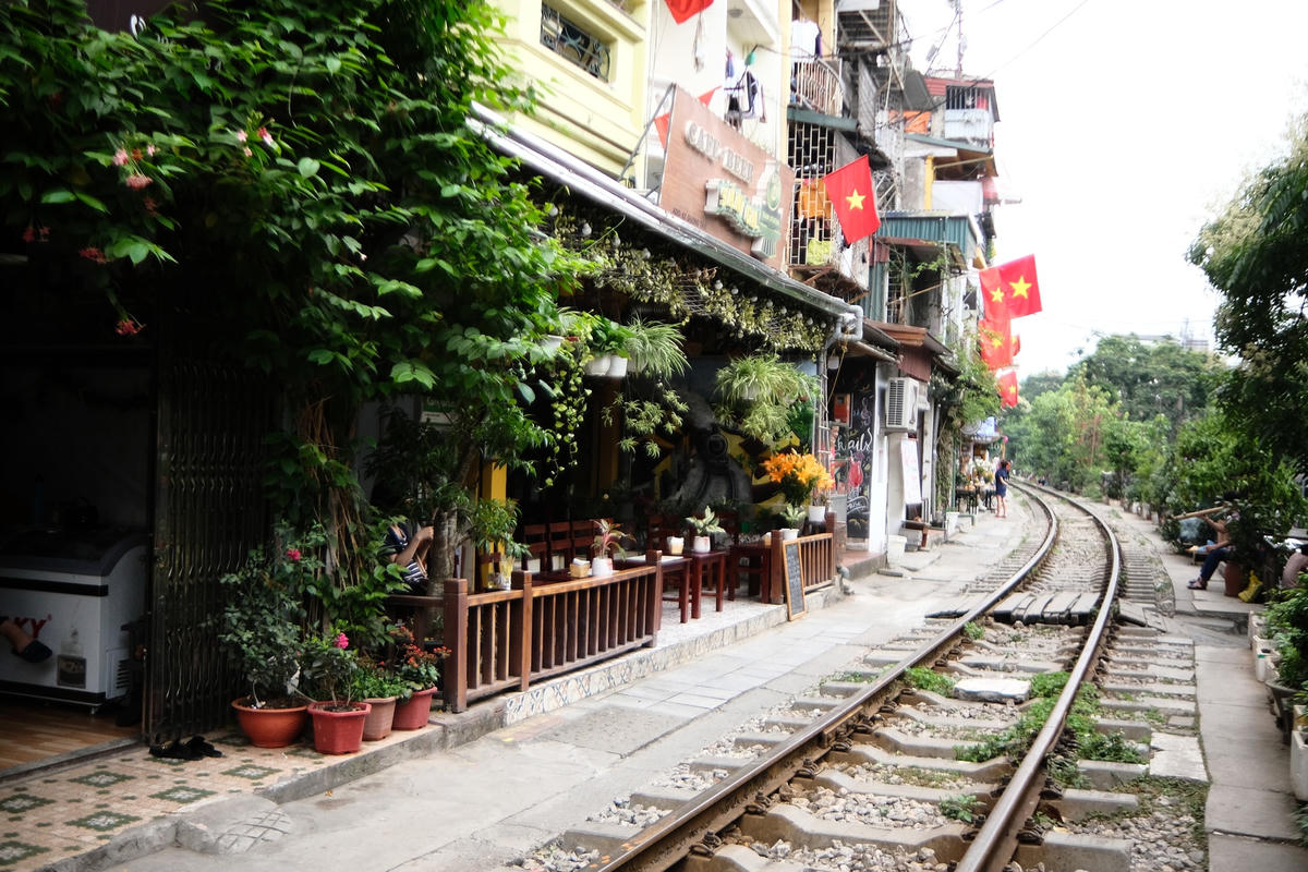 Phố đường tàu là đoạn đường dài 2km, nối giữa Lê Duẩn, Trần Phú, Cửa Đông và Phùng Hưng từng là địa điểm thu hút rất đông du khách quốc tế bởi sự độc đáo và mới lạ tại khu vực này.