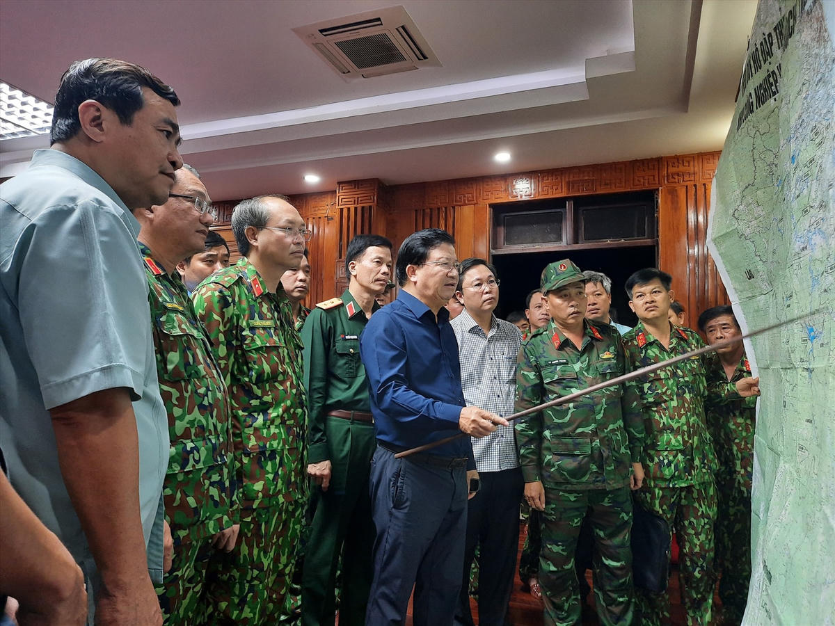 Phó Thủ tướng Trịnh Đình Dũng tìm hiểu về địa hình sạt lở.