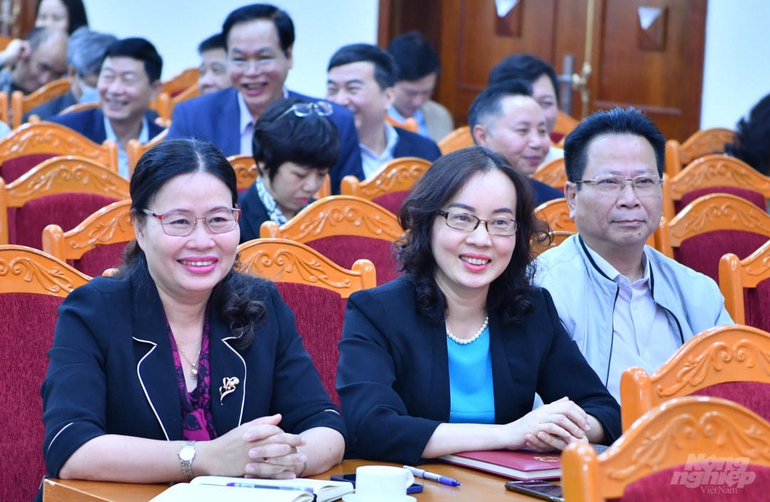 Bà Nguyễn Thị Kim Anh (hàng đầu, ở giữa) ,Vụ trưởng Vụ Pháp chế (Bộ NNPTNT). Ảnh: Danviet.vn.