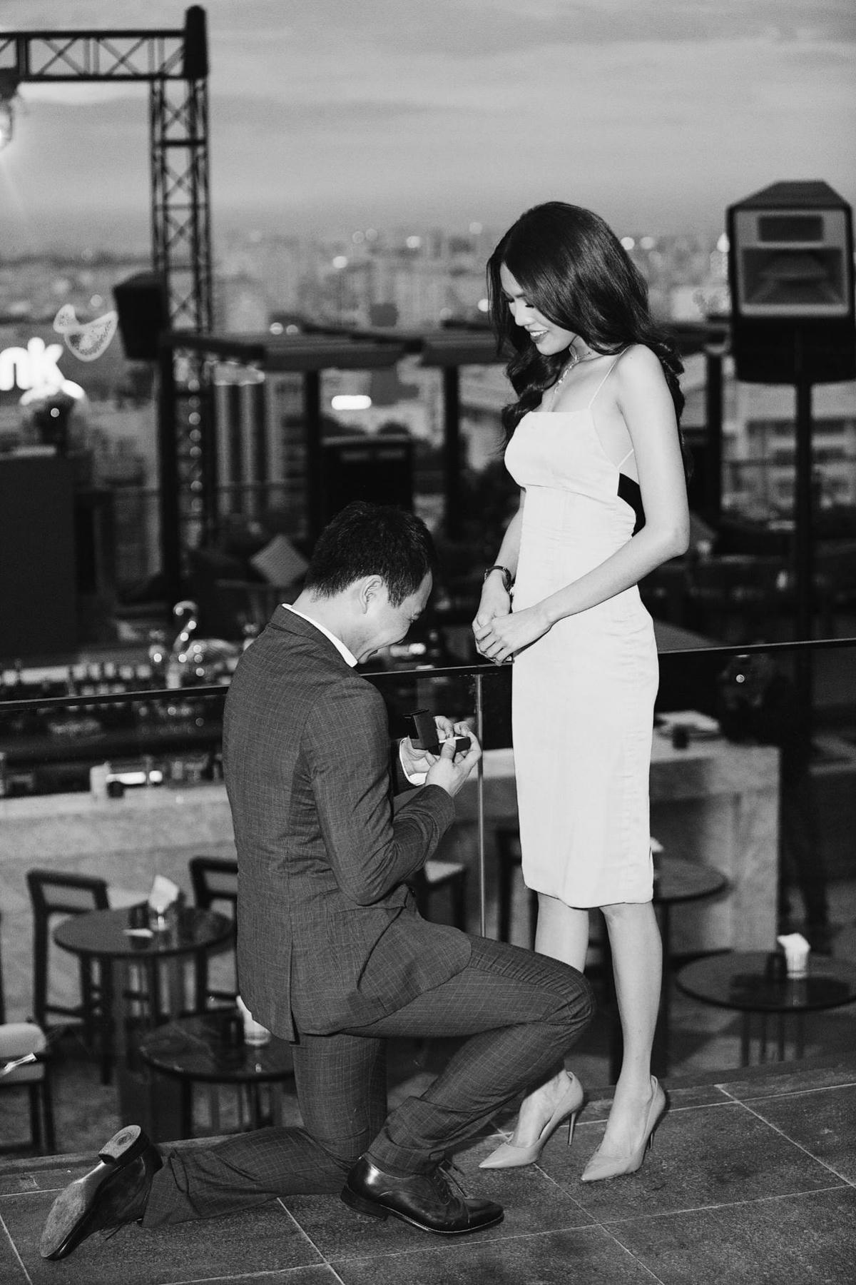 "Tôi rất vui, bất ngờ khi được anh John cầu hôn vì trước đó anh ấy bảo đang đi công tác ở nước ngoài. Màn cầu hôn còn được chứng kiến bởi những người bạn thân thuộc nhất. Đây là điều mà một người đàn ông sẽ cùng tôi đi hết cả cuộc đời mới có thể mang đến được" - người đẹp chia sẻ.