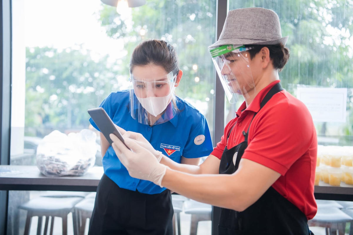 Á hậu Huyền My và NSƯT Xuân Bắc đồng hành cùng Thành Đoàn Hà Nội - Hội Liên hiệp Thanh Niên TP Hà Nội cùng Hội Doanh nghiệp trẻ Hà Nội thực hiện giai đoạn 3 của chương trình:” Hà Nội nghĩa tình: Triệu bữa cơm - tấm lòng doanh nghiệp trẻ HN” với 3.500 suất ăn mỗi ngày sẽ được đưa đến tay những người đang gặp khó khăn trong thời gian dịch bệnh. “Mong Việt Nam bình an vượt qua đại dịch”, cô nói.