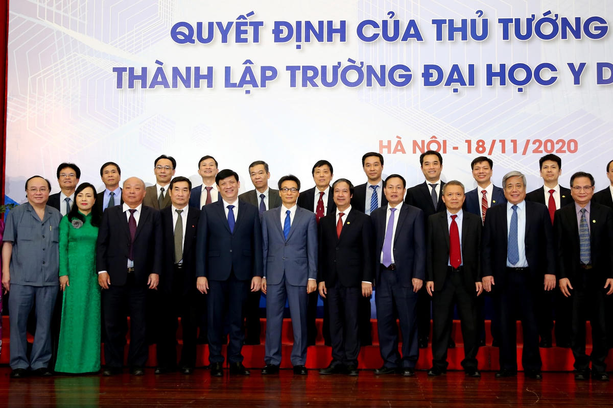 Phó Thủ tướng Vũ Đức Đam và lãnh đạo, nguyên lãnh đạo Bộ Y tế, Bộ Giáo dục và Đào tạo, ĐHQG Hà Nội, Trường ĐH Y Dược. Ảnh: VGP. 