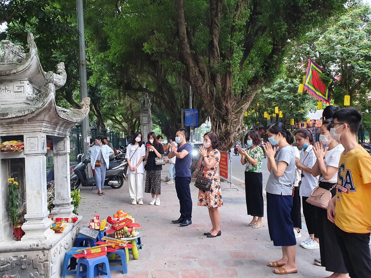 Hầu hết những người đến đây đều dâng lễ tại bia Hạ Mã ở hai bên khu Tiền án của di tích Văn Miếu - Quốc Tử Giám.