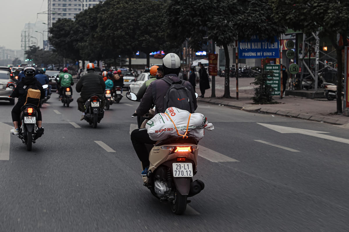 Người dân sử dụng phương tiện xe máy để về quê.