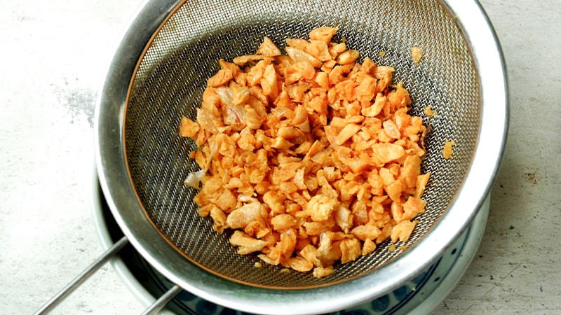 Vớt tỏi, để ráo dầu là sử dụng được.