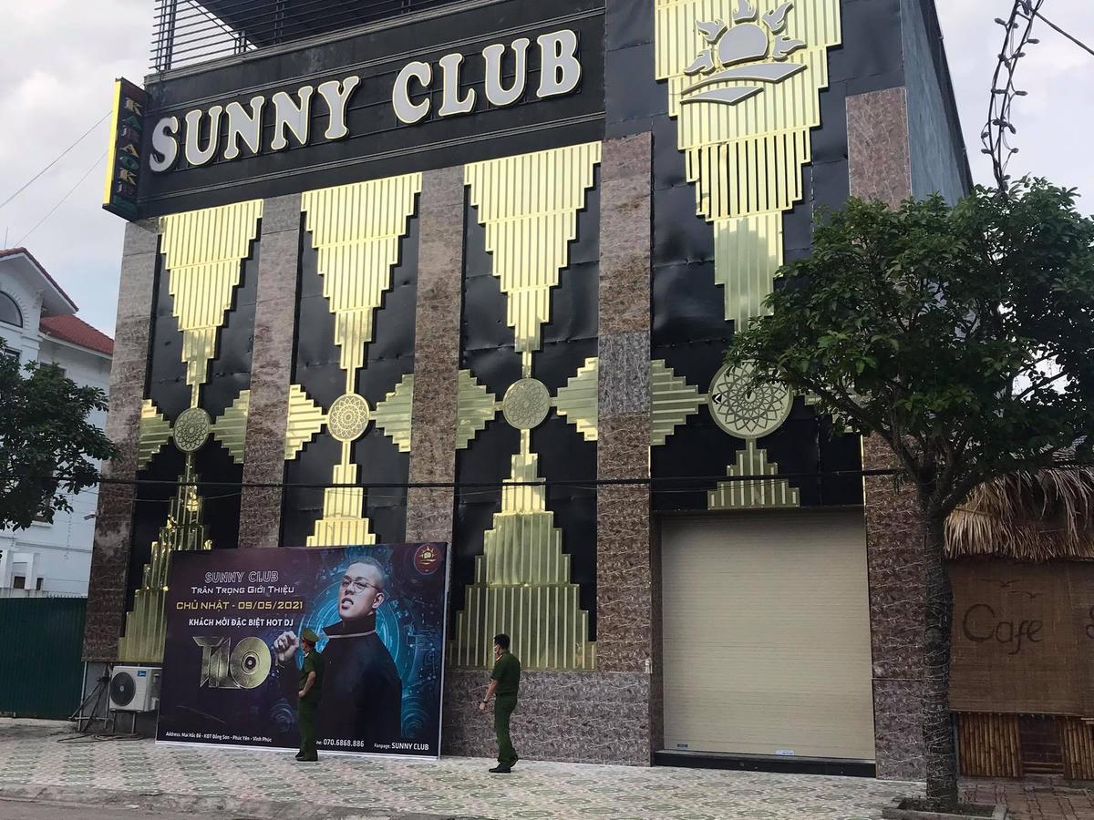 Quán bar- karaoke Sunny ở TP Vĩnh Yênlà nơi có nhiều nhân viên và khách đến quán nhiễm Covid-19 khiến tình hình dịch bệnh trên địa bàn tỉnh Vĩnh Phúc trở nên phức tạp, khó lường. Hiện quán này đã bị thu hồi giấyChứng nhận đăng ký hộ kinh doanh.