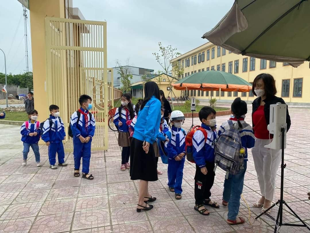 Đồng thời phối hợp với ngành y tế, hội phụ huynh tổ chức tổng vệ sinh, khử khuẩn trường lớp, bàn ghế, dụng cụ học tập… trước lúc đón các cháu trở lại trường, nhất là bậc Mầm non.