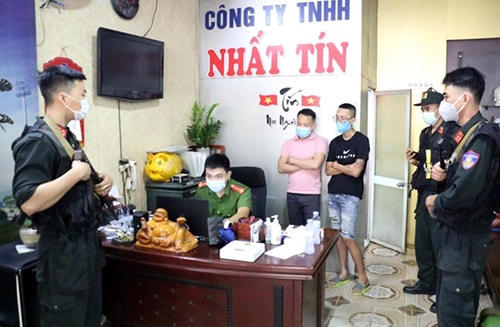 Thậm chí, nhóm đối tượng còn núp bóng là một doanh nghiệp để dễ bề hoạt động.