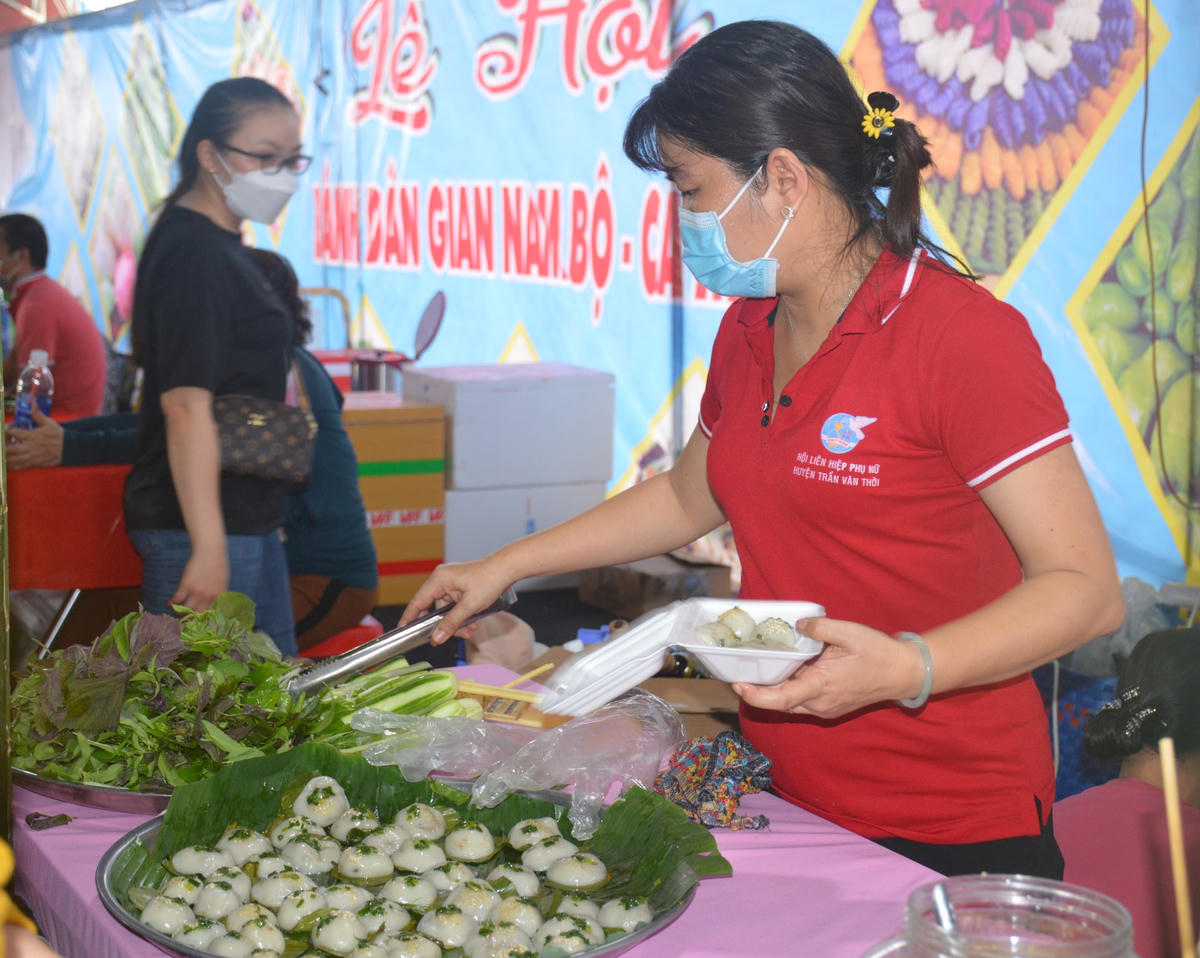 Nhiều loại bánh bắt mắt, ngon miệng tại Lễ hội bánh dân gian Cà Mau.