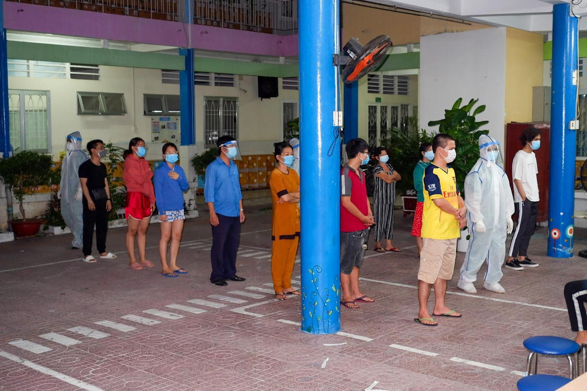 Lực lượng y tế yêu cầu người dân giữ khoảng cách khi lấy mẫu xét nghiệm.