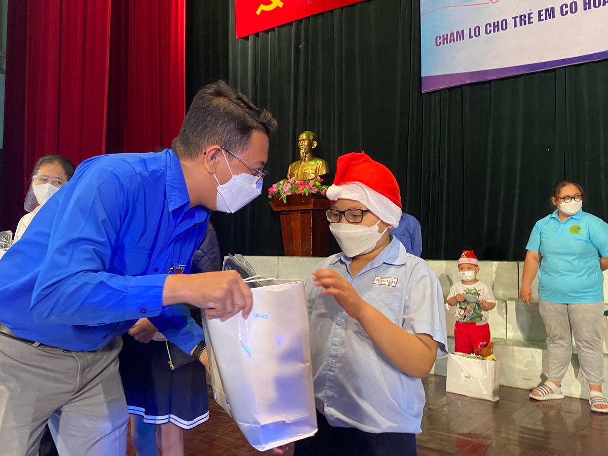 Trao những phần quà ý nghĩa cho các trẻ em mồ côi vì Covid-19 trong mùa Giáng sinh.