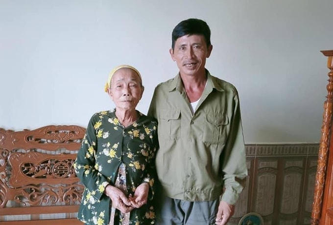 Ông Sơn trả lại số vàng nhặt được cho người mất. Ảnh: Quang Hà.