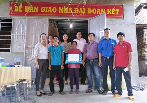 MTTQ xã Đức Thuận, huyện Tánh Linh (Bình Thuận) bàn giao nhà Đại đoàn kết cho hộ nghèo, là bà Thị Phân.