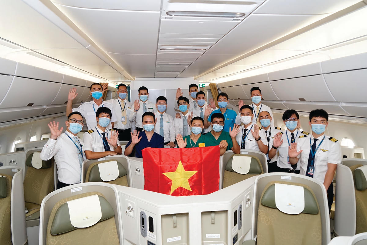 Thành viên phi hành đoàn đưa đồng bào từ Guinea Xích đạo về nước.  