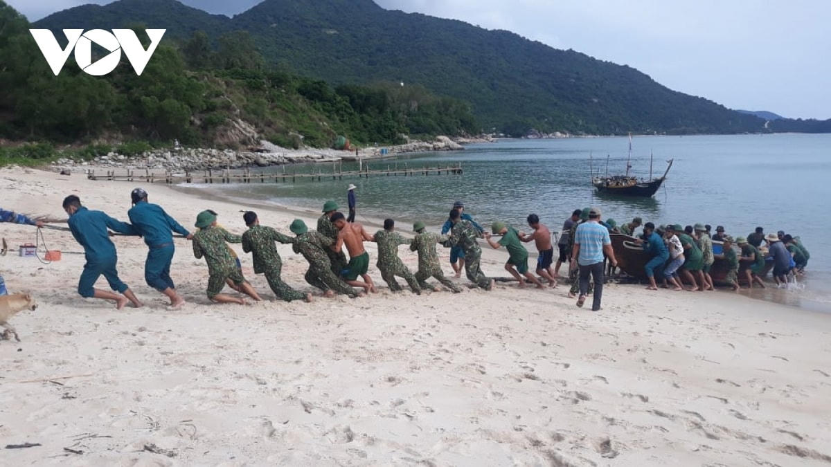Bộ đội Biên phòng giúp dân neo đậu tàu thuyền an toàn.