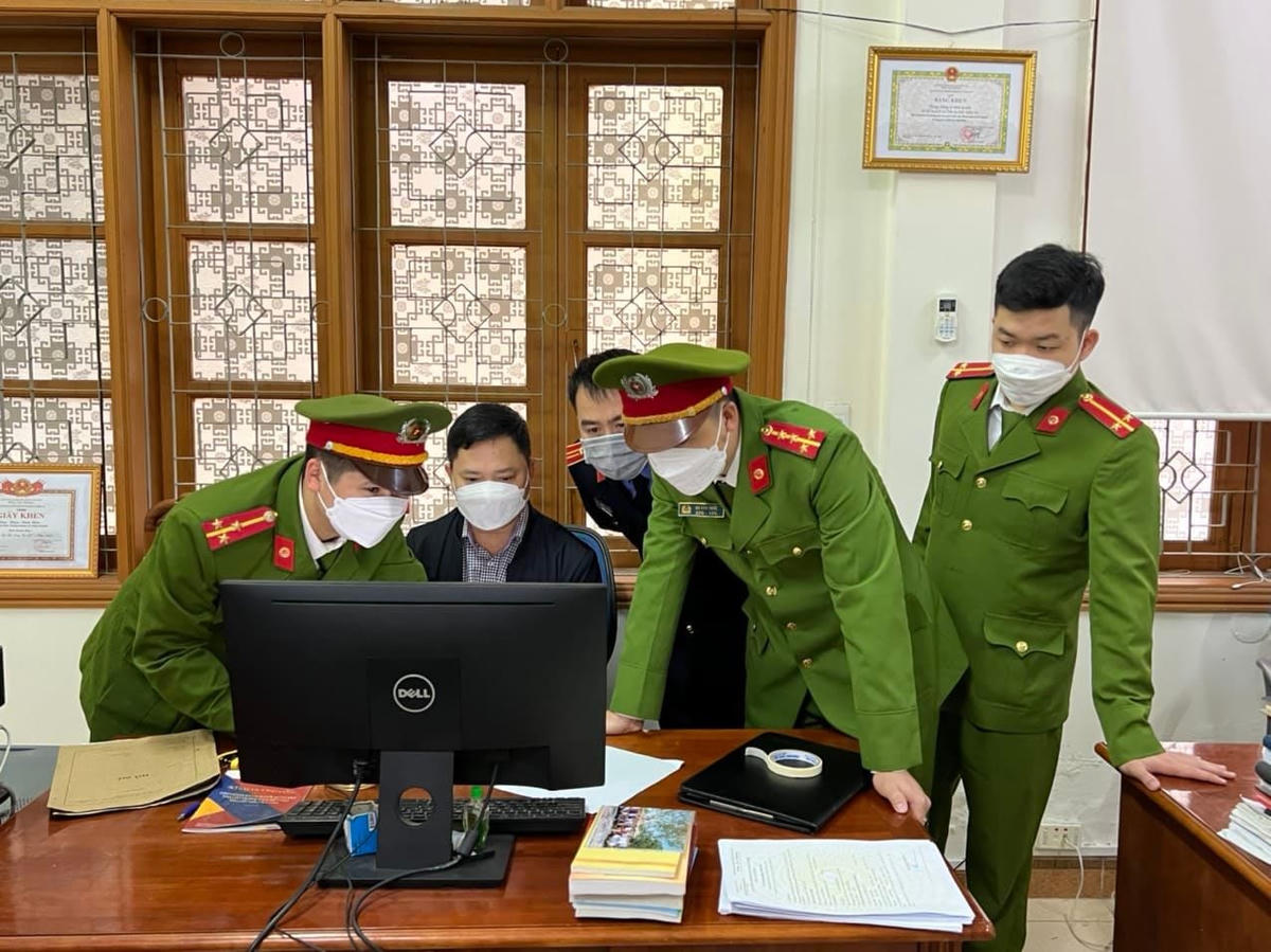 Khám xét phòng làm việc.