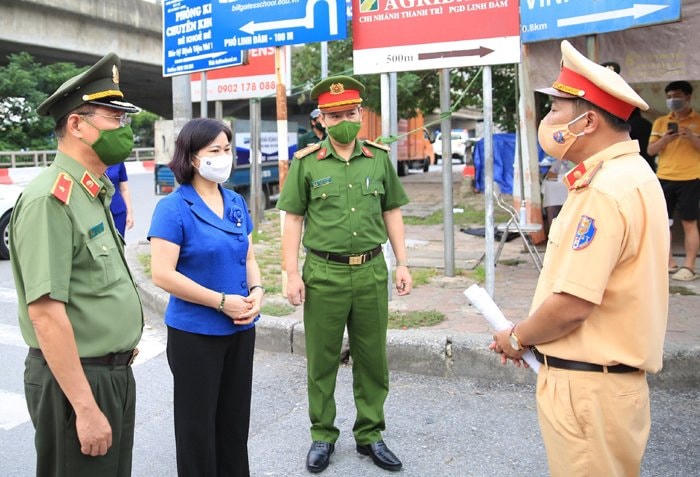 Phó Bí thư Thường trực Thành ủy Nguyễn Thị Tuyến kiểm tra tại chốt kiểm dịch Thanh Liệt - Cầu Dậu