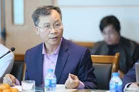 Giảm thuế để hạ nhiệt giá xăng
