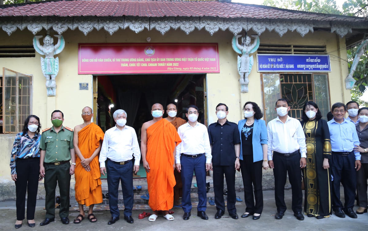 Chủ tịch Đỗ Văn Chiến cùng thành viên trong đoàn và lãnh đạo tỉnh chụp ảnh lưu niệm tại chùa SaSàNáRăngXây ở phường 4, TP Vị Thanh.