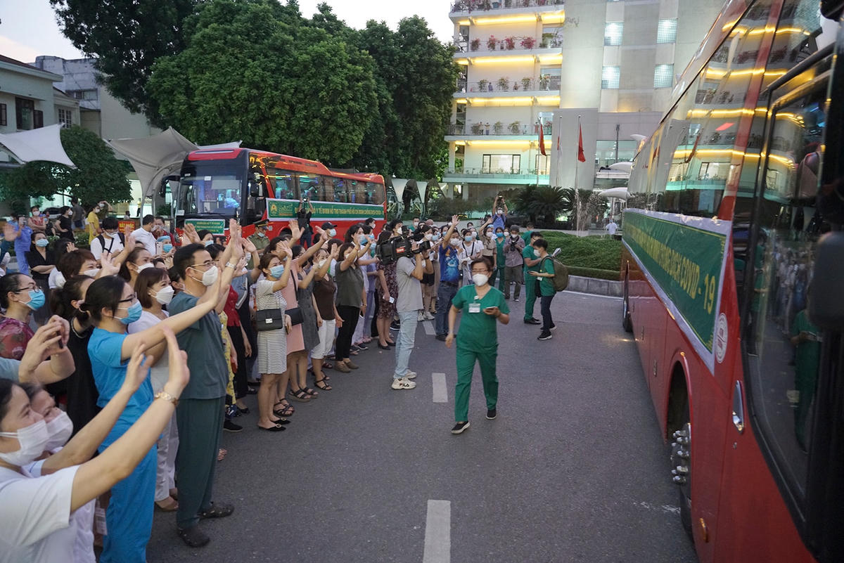 Thày trò trường CĐ Y tế Bạch Mai lên đường chi viện TP Hồ Chí Minh chống dịch Covid-19