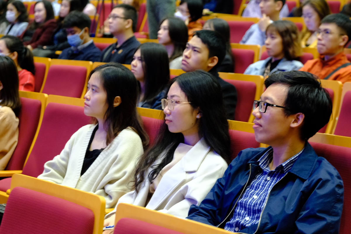 Nhiều bạn trẻ chăm chú lắng nghe những chia sẻ của các diễn giả..