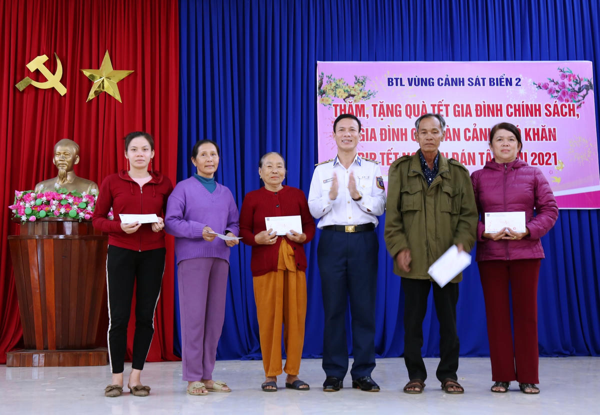Thượng tá Trần Hồng Quế, trao quà cho các gia đình.