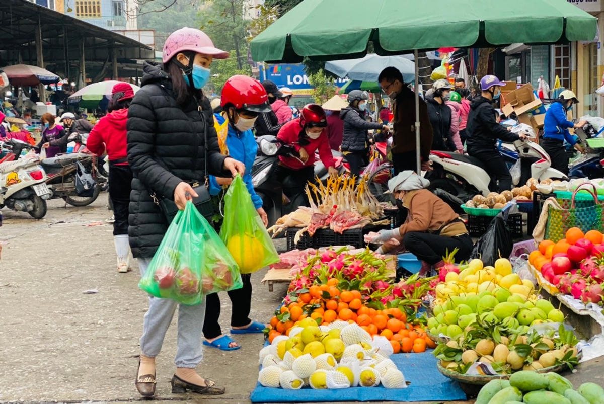 Người dân Quảng Ninh đổ đi sắm Tết