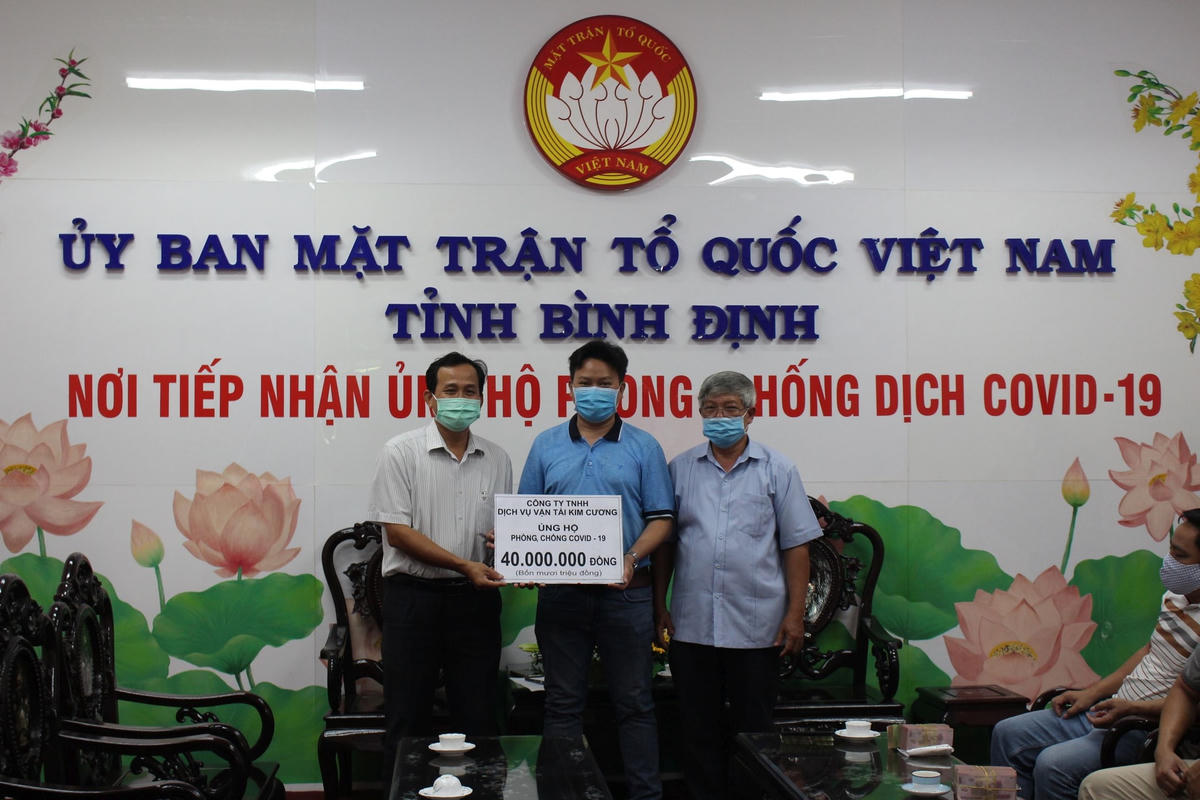 Ảnh: Công ty TNHH Dịch vụ vận tải Kim Cương hỗ trợ 40 triệu cho công tác phòng, chống dịch Covid-19.