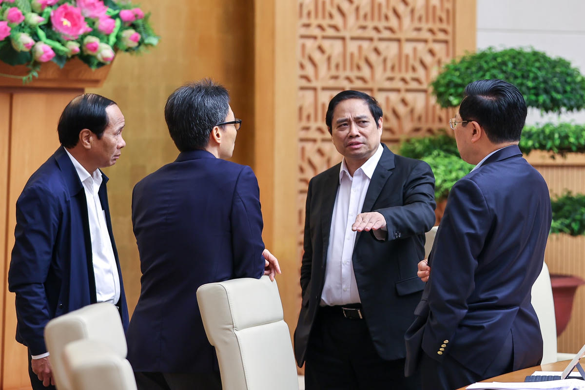 Thủ tướng Phạm Minh Chính trao đổi với các Phó Thủ tướng về công tác quy hoạch. Ảnh: VGP/Nhật Bắc.