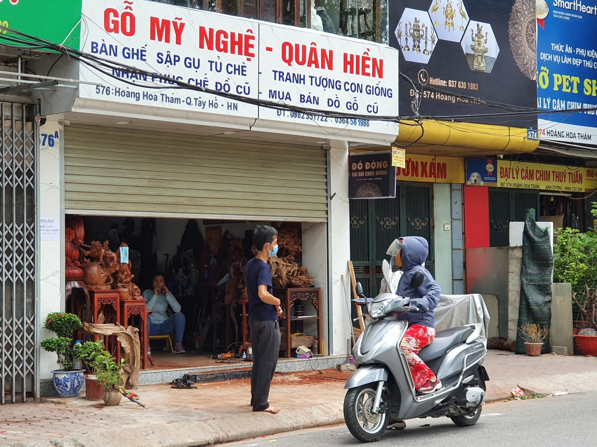 Chủ tiệm cũng sẵn sàng bày bán, bất chấp lệnh cấm của thành phố...