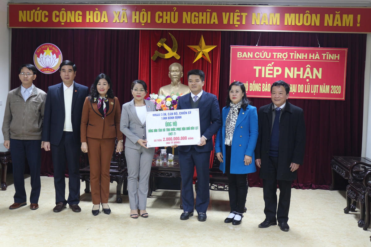 Lãnh đạo tỉnh Bình Định thăm và trao hỗ trợ 2 tỷ đồng, cho người dân tỉnh Hà Tĩnh, khắc phục hậu quả do bão lụt gây ra năm 2020.