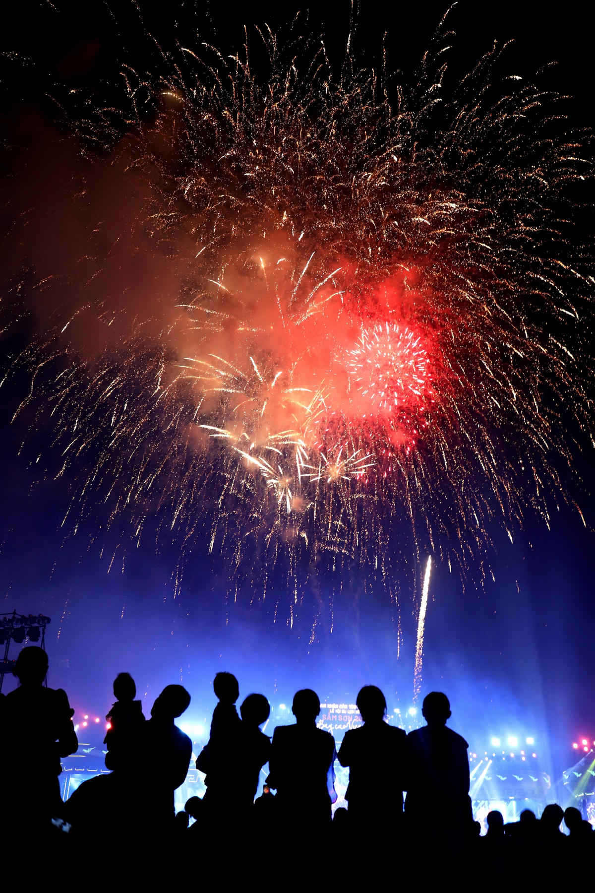 Đã có hàng vạn du khách đổ về Sầm Sơn, trong đó phần lớn đến vì thông tin sẽ có bắn pháo hoa tầm thấp.