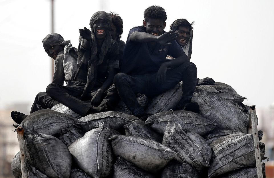 Những công nhân mỏ than tại Barsana, Ấn Độ. Ảnh: Reuters.