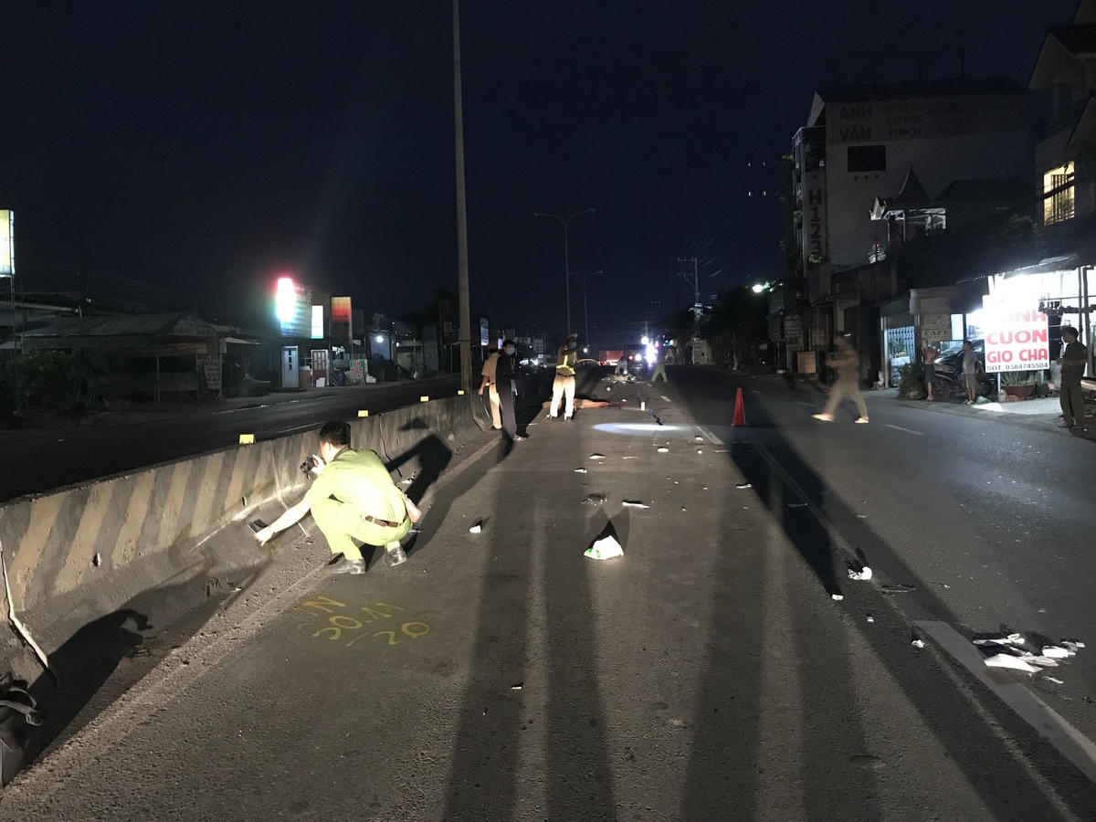 Công an khám nghiệm hiện trường vụ tai nạn giao thông. Ảnh: HL.
