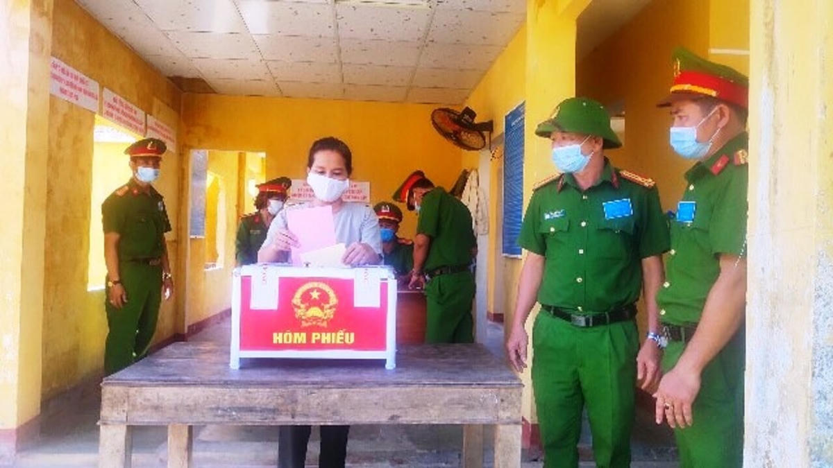 Các đối tượng bị tạm giữ, tạm giam đang bỏ phiếu vào hòm phiếu.