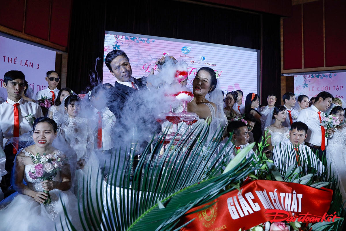 Nghi thức rót rượu không thể thiếu trong ngày trọng đại của các cặp đôi.