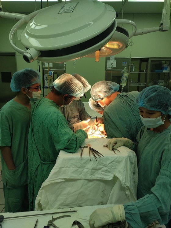 Các bác sĩ đang tiến hành ghép thận tự thân cho bệnh nhân P..
