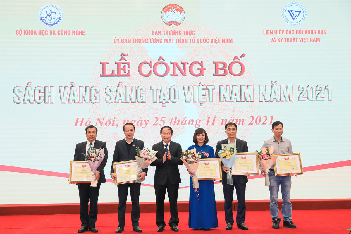 Phó Chủ tịch - Tổng Thư ký Lê Tiến Châu trao bằng khen cho các tập thể và cá nhân có thành tích xuất sắc trong công tác phối hợp tổ chức tuyển chọn, biên tập, công bố và phát hành "Sách vàng Sáng tạo Việt Nam" giai đoạn 2016-2021.