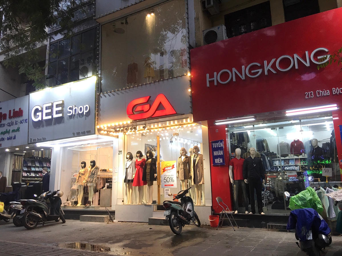 Trên tuyến phố Chùa Bộc (được mệnh danh là thiên đường thời trang cho sinh viên) có phần đìu hiu vì thiếu bóng người. 